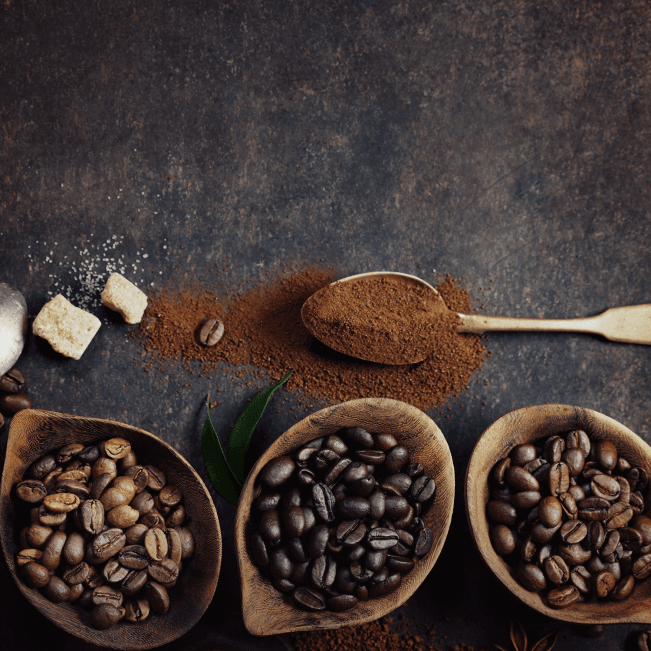 Grãos secos de café arábica (coffea arábica) e conilon (coffea